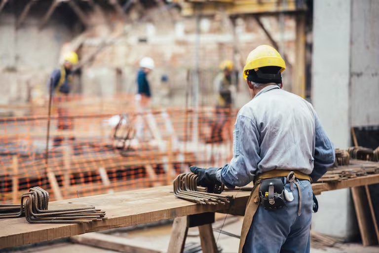 Paritaria de la construcción: cuánto cobra un albañil en octubre con el aumento confirmado