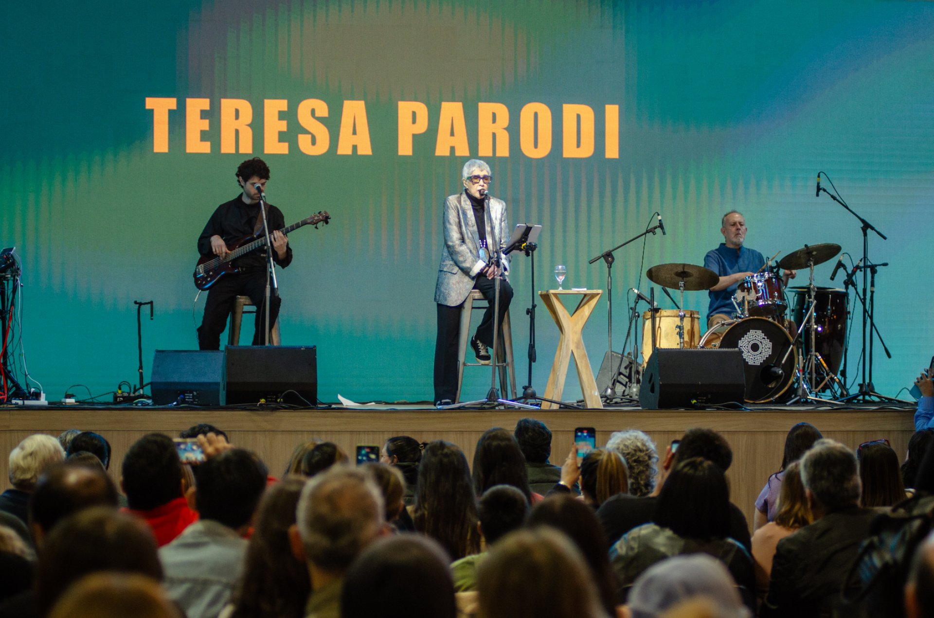 Feria del Libro: Teresa Parodi emocionó a un salón colmado