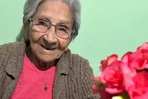 Tiene 106 a�os, es santiague�a y revel� su secreto: "Una cervecita"