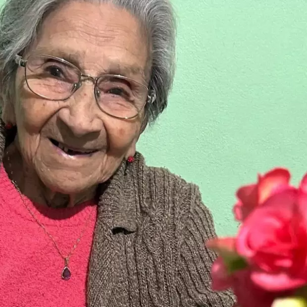 Tiene 106 a�os, es santiague�a y revel� su secreto: "Una cervecita"
