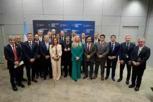 Milei reuni� en Par�s a los 13 gobernadores que lo acompa�an a promocionar el pa�s