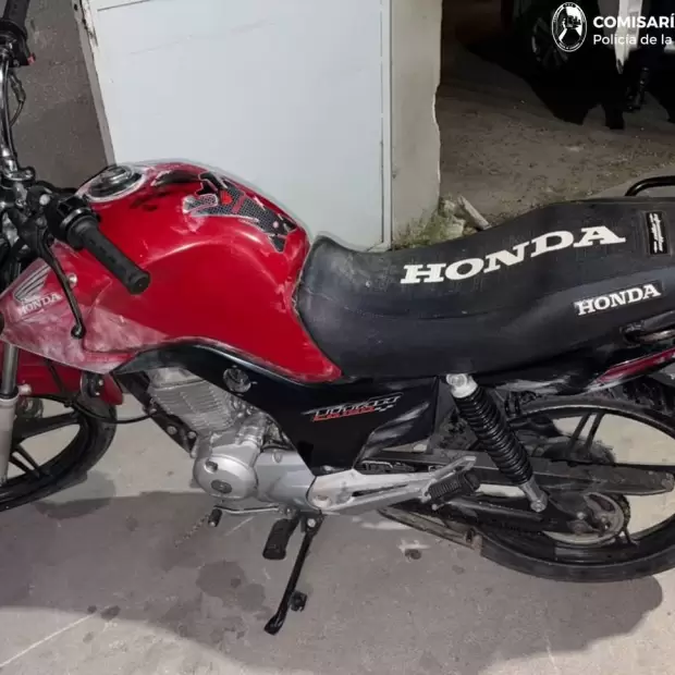 Recuperan una moto sustra�da en la zona sur de la Capital