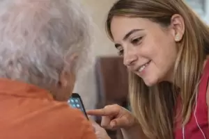 El cuidado de los padres ya pesa tanto como la crianza de los hijos