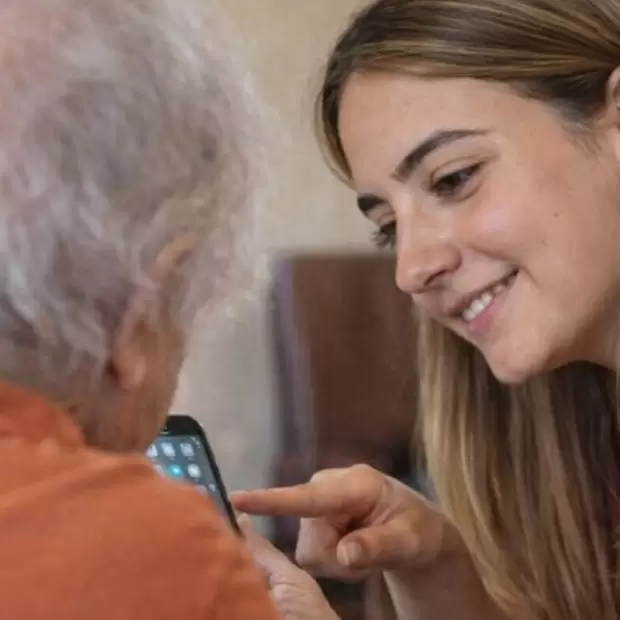 El cuidado de los padres ya pesa tanto como la crianza de los hijos