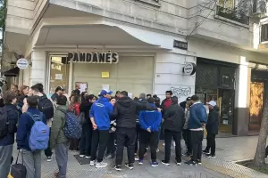 Una reconocida cadena de panader�as cerr� todos sus locales y despidi� por WhatsApp a 150 empleados