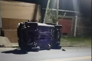 Tragedia en la madrugada: un hombre muri� tras un choque y vuelco sobre Avda. Cobacho