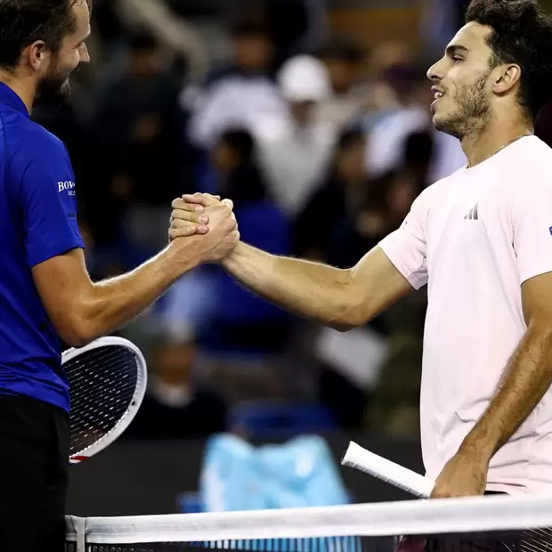 Cer�ndolo choc� con el muro de Medvedev en Beijing y se qued� sin semifinales