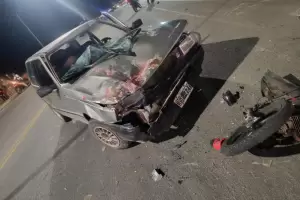 Violento choque entre un motociclista y un rodado dej� a un hombre con heridas