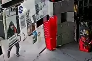 "Revienta vidrieras": rompen un blindex y roban $100 mil en un local comercial