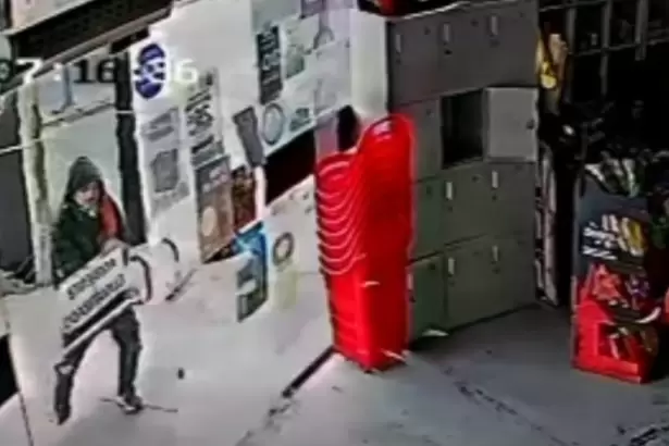 "Revienta vidrieras": rompen un blindex y roban $100 mil en un local comercial