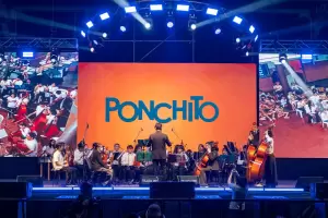 El Ponchito comenz� con m�sica, danza y la emoci�n de los m�s chicos