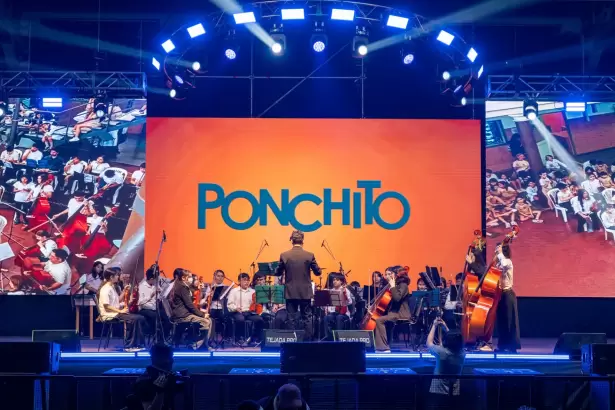 El Ponchito comenz� con m�sica, danza y la emoci�n de los m�s chicos