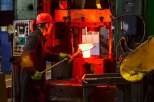 La industria rebot� 1,9% en agosto, pero qued� lejos de recuperar el derrumbe de julio