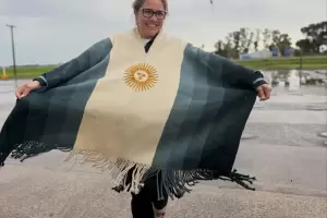 El poncho de la despedida de Messi ya lo tiene Lorena, la madre de Agust�n Giay