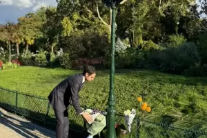 Par�s rindi� homenaje a la familia Bibas: inauguraron un paseo en el parque Monceau