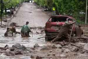 Un alud de agua y barro arrastr� autos e inund� calles en Santiago de Chile