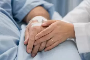 Pol�mica: se cas� con su cuidadora 21 d�as antes de morir y ahora investigan el matrimonio