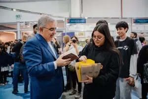 Jalil recorri� la Feria del Libro, dialog� con estudiantes y destac� la importancia de leer