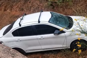 Viajaban desde Andalgal� y terminaron en una zanja tras quedarse dormido el conductor
