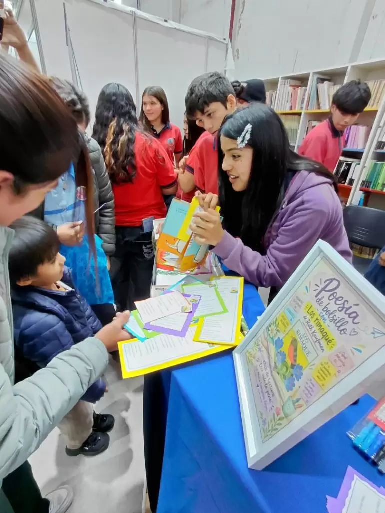 La Escuela Secundaria de Sij�n particip� en la Feria del Libro