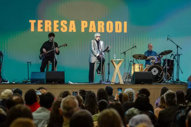 Feria del Libro: Teresa Parodi emocion� a un sal�n colmado