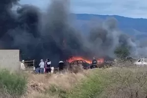 Catamarca: un incendio de pastizales avanz� sobre un dep�sito de autos en desuso en la Capital
