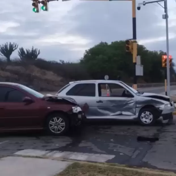 Fuerte choque en el cruce de Ruta Provincial n� 1 y Polcos: hay tres heridos