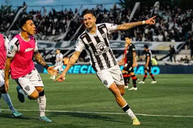 Gimnasia le gan� a Newells y se afianza en zona de playoffs