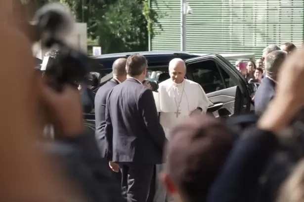 El Papa ingres� al Gemelli para la cirug�a del nodulo pulmonar