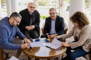 Valle Chico tendr� colegio secundario: el Gobierno y el Obispado firmaron un convenio