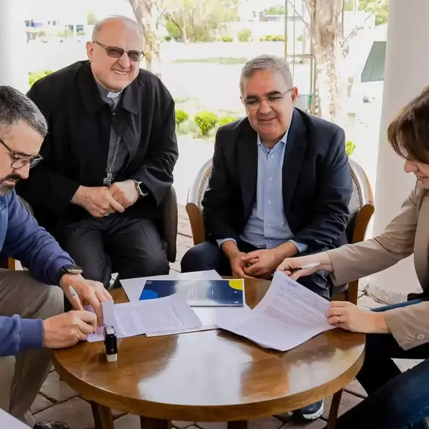 Valle Chico tendr� colegio secundario: el Gobierno y el Obispado firmaron un convenio