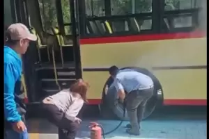Susto en plena Avda. Belgrano: colectivo de El Nene sufri� principio de incendio