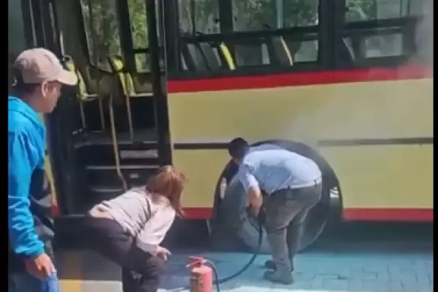 Susto en plena Avda. Belgrano: colectivo de El Nene sufri� principio de incendio