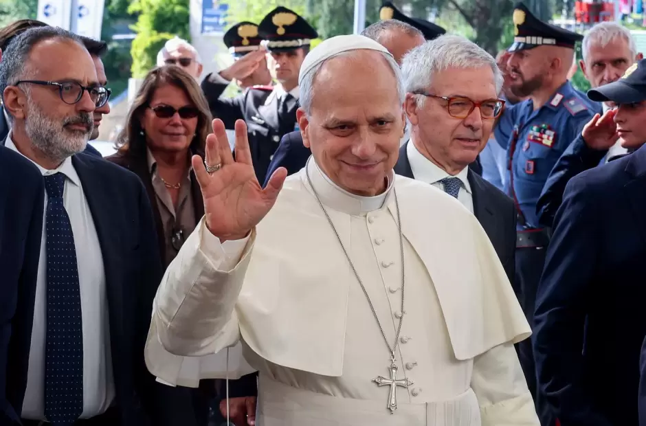 Papa Le�n XIV al ingreso del  Gemelli