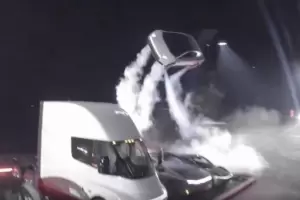 Tesla present� un auto que vuela y la demostraci�n asombra al mundo