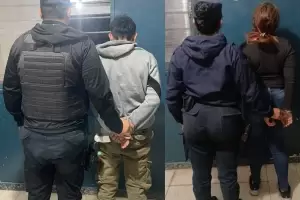 Reventaron la vidriera de una farmacia y se llevaron perfumes: los detuvieron
