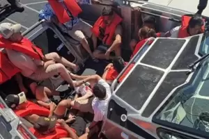Rescatan a 16 personas y buscan a 11 desaparecidos tras un naufragio en M�xico