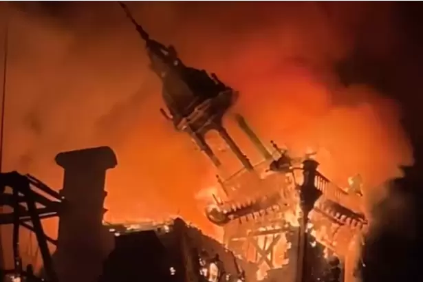Protestas en Francia: encapuchados incendiaron un edificio municipal de 143 a�os