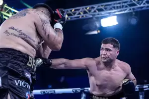 En dos minutos, Karim Crucce noque� a un rival de 140 kilos y retuvo el t�tulo argentino de los pesados