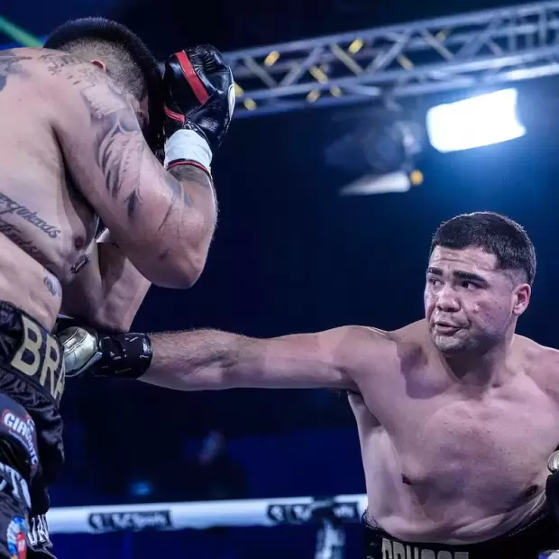 En dos minutos, Karim Crucce noque� a un rival de 140 kilos y retuvo el t�tulo argentino de los pesados