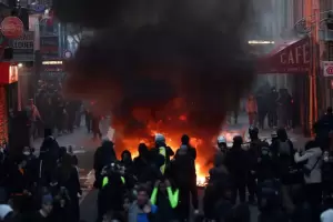 Tensi�n en Francia: nuevos saqueos y enfrentamientos en la previa del discurso de Macron