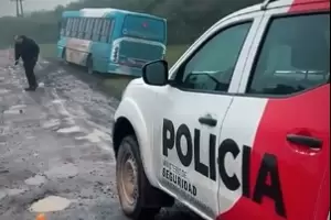 Catamarca: un colectivo qued� varado en Guayamba tras esquivar un bache en la ruta 42