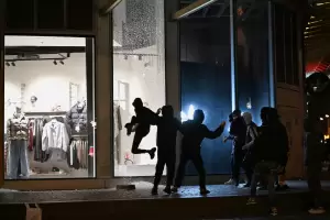 Francia anuncia toques de queda tras los saqueos y la escalada de violencia