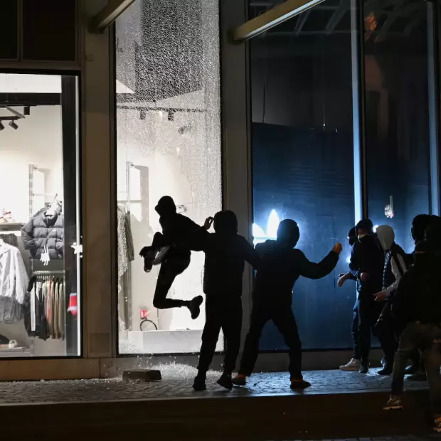 Francia anuncia toques de queda tras los saqueos y la escalada de violencia