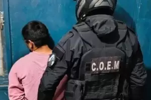 Rob� en el dep�sito de un corral�n, se escondi� en una casa y termin� detenido