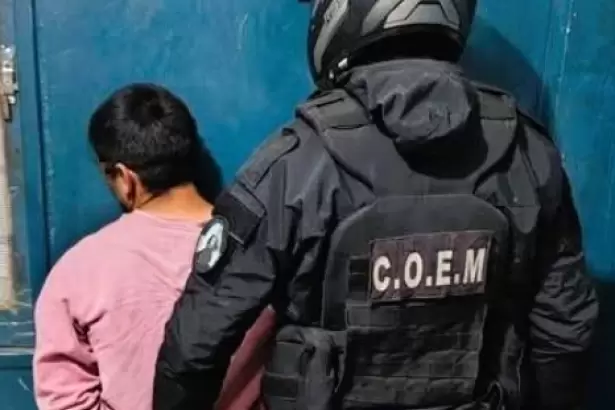 Rob� en el dep�sito de un corral�n, se escondi� en una casa y termin� detenido