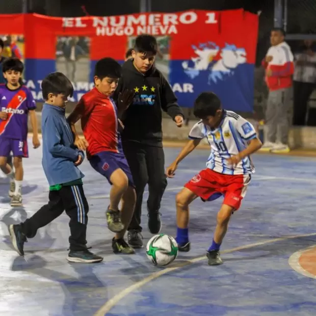 La Capital lanz� el torneo de f�tbol infantil "Monona Castro"