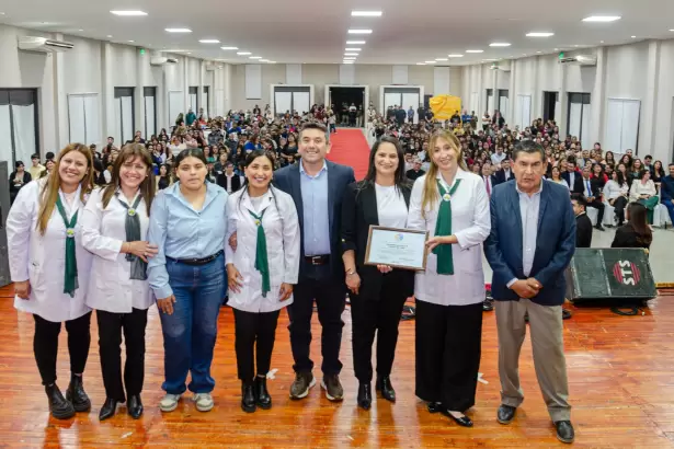 F.M.E celebr� sus 405 a�os de historia con homenaje a vecinos