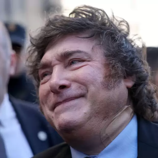 Milei apareci� con una venda en el cuello: el Gobierno habla de un accidente dom�stico