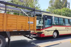 Otra vez El Nene: violento choque entre un colectivo y un cami�n